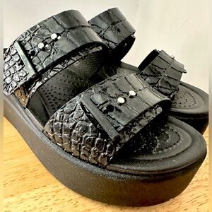 Crocs Brooklyn wedge w/ faux croc finish, worn one maybe. Don’t like. You will!!